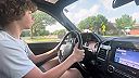 15 ročného chlapca mama učí šoférovať