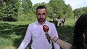 Len kúsok od detí. Medveď pobehoval pri ohrade s koňmi