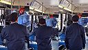 Nezvyčajný zamotaný cestujúci v autobuse