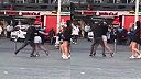 V Istanbule lietali päste, tri transky si to rozdali na ulici s mužom