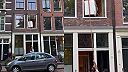 Sťahovanie starej pračky pomocou kladky z prvého poschodia v Amsterdame