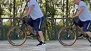 A ty si sa na bicykli ešte nezabil, keď robíš takéto veci?