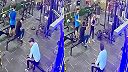 Nebyť záchrancu, dostal by vo fitku tyčou po kotrbe