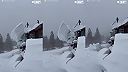 Odpílil obrovskú kus snehu z chaty