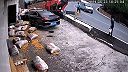 Bývať pri zákrute nie je výhra, vždy sa nájde nejaký pablb, ktorý sa tam vysype