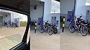Povedal mi, že mám strážiť bicykel, tak strážim!