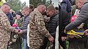 Srdcervúce video z pohrebu ukrajinského vojaka
