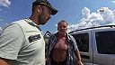 A čo, že je tu policajt, páľ do p*če stadiaľto! (Martin Daňo)