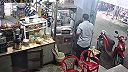 Ženu v kuchyni zachytil stroj, našťastie jej rýchlo pomohol kolega (Vietnam)
