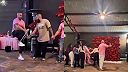 Zábavná svadobná hra s gymnastickou obručou, ktorý tím bude rýchlejší?