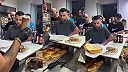 Príprava koláča a burgra v Rusku