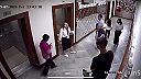 Prosím vás, nevideli ste tu môjho druhého psa? Ušiel mi výťahom!