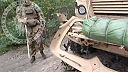 Ukoristené americké MRAP vozidlo International M1224 MaxxPro smeruje do Ruska