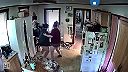 Žena dostala panický záchvat, keď ju začal naháňať medviedik čistotný