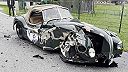 Žena počas jazdy použivala telefón, takmer zabila posádku veteránu Jaguar XK120