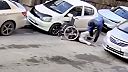 Rus pomohol invalidovi naučiť sa chodiť
