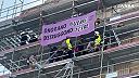 Ekologičtí aktivisté z hnutí Extinction Rebellion viseli na lešení