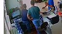 Troch zamestnancov obchodu prebral z letargie kôň