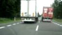 video Predbiehajúci kamionista 