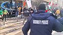 Policajná brutalita proti pronárodného ľudu