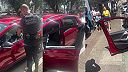 Kto teraz zaplatí škodu, alebo mal policajt nechať toho psa v aute zdochnúť?