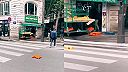 Prišiel kultúrne obohatiť Parížanov, na miesto však rýchlo prišli policajti