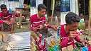 Zo starých neónových trubíc vyrába farebne zvieratká (Bangladéš)