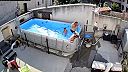 Ty pozri sa, ten bazén nám tuším tečie!