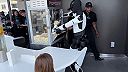 Robot Optimus od Tesly servíroval pukance pri otvorení reštaurácie v Hollywoode