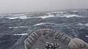 Loď novozélandského kráľovského námorníctva HMNZS Otago zápasila s vlnami