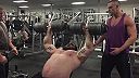 Eddie Hall cvičí prsia na šikmej lavičke so 100 KG jednoručkami