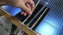 Pohľad na proces výroby fotovoltaických panelov v čínskej fabrike firmy DeSun