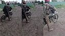 Frigov ruský bratranec Voloďa Friganov predvádza svoje schopnosti v armáde
