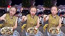Dal by si si túto živú čínsku pochúťku? Kraby sú extra chrumkavé!