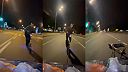 Mladíci dostali skvelý nápad, kamaráta na kolobežke ťahali za autom