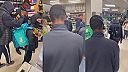 Zlodeji v Londýne z obchodu ukradli alkohol za stovky, SBS ich iba sledovala