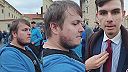 Každý, kto nosí červenú hviezdu, by mal visieť!