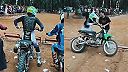 Frigov syn sa dal na motokros