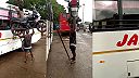 Normálne naložím motorku na hlavu a dáme ju hore na strechu