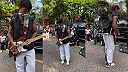 Multi-talentovaný mladý pouličný muzikant