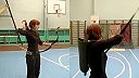 Nasťa sa v telocvični učí rýchlostreľbu s lukom