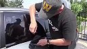Poliak si inštaluje fólie do auta (kurwa)
