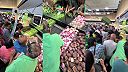 Chaotický dav v novootvorenom indickom supermarkete v New Jersey