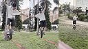 Frajer na jednokolke vyskúšal slackline
