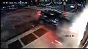 Agresívni vodiči sa zrazili, narazili do chodca a budovy v Brooklyne