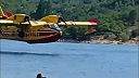 Piloti francúzskej Sécurité Civile čerpajú do lietadiel Canadair CL-415 vodu