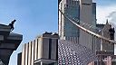 Nahý muž skočil z Brooklynského mosta do vody, prežil pád z výšky 85 metrov