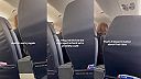 Žena na United Airlines chcela vyhodiť muža z lietadla za kopnutie do sedadla
