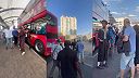 Muž útočil na cestujúcich v autobuse v Londýne, ľudia ho bili palicami