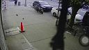 Zrážka áut v New Yorku: Corvette narazil do chodca, vodič Mercedesu ušiel